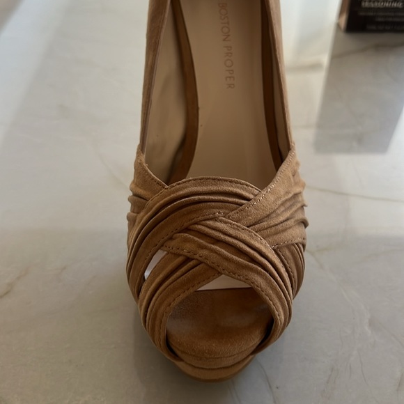 Tan high heeled shoe - Picture 2 of 4